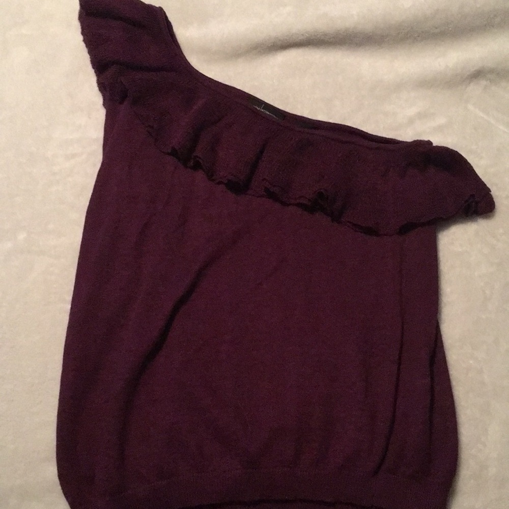 MODA international one sleeve ruffle top!